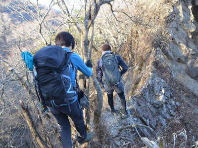 崩壊地の横を通過 