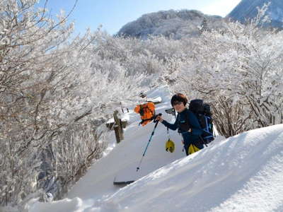 避難小屋前の吹き溜まり 