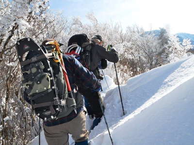 尾根の吹き溜まりを進む 