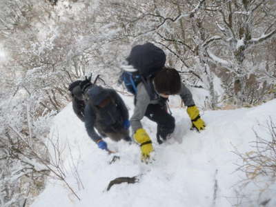 大笄の急坂を登る 