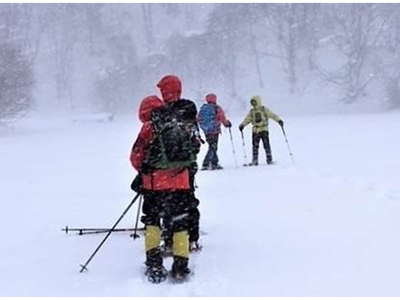 雪煙舞う氷結の丸沼 