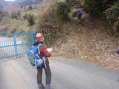 ゲート手前右の山道に進む 