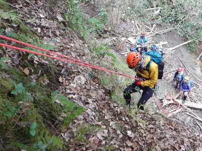 トンネル出口を懸垂降下する 