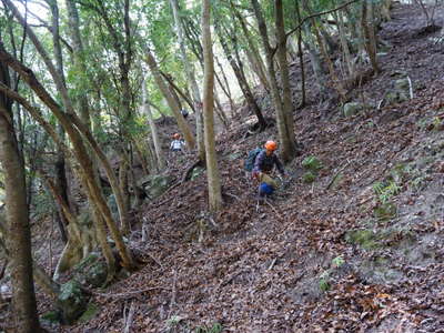 女郎小屋沢出合に下る 