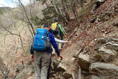 荒れた山道