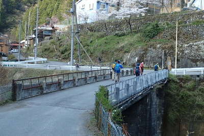 浦山川を渡る