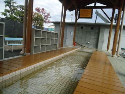 春日居町駅の「足湯」で疲れを癒す