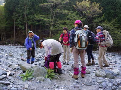 衣類調整し暑さに備える 