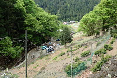 登山道を登ると駐車場 