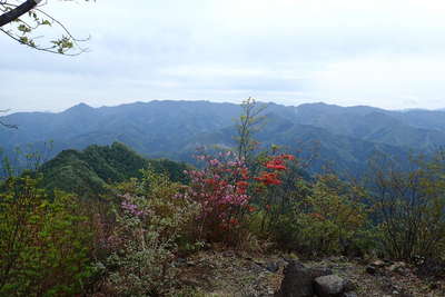 一ノ岳から眺める御荷鉾山の稜線