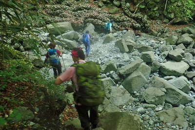 枯れた沢を渡ると登山口