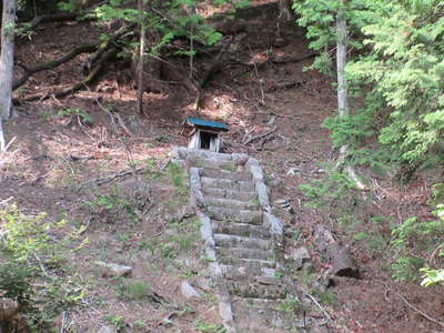 大山石尊社裏の小さな祠 