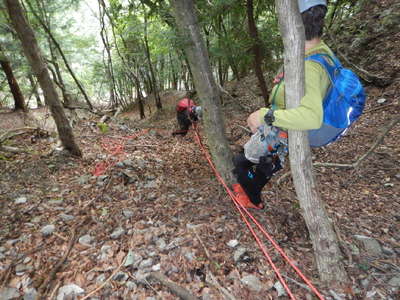 伊勢沢へ懸垂降下