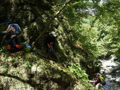 小滝左岸の岩壁を登る 