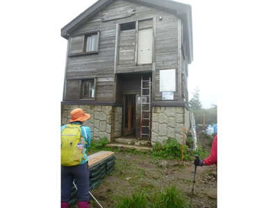 3階建ての避難小屋 