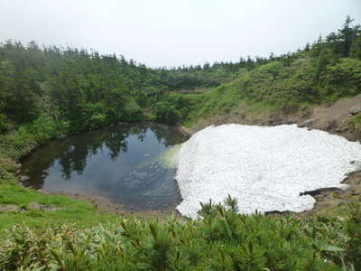 残雪の眼鏡沼 