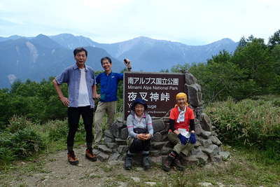 展望が開ける夜叉神峠 