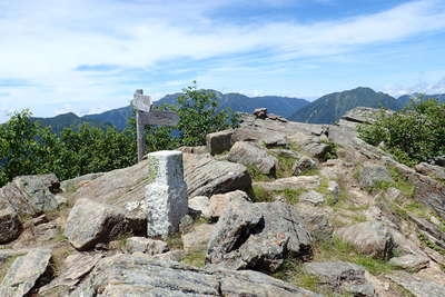 高嶺の山頂に三角点 