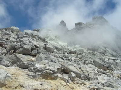 吹出す火山ガス 