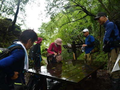 雨山峠で休憩 