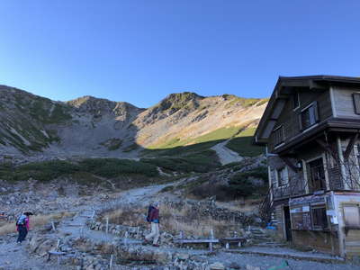 仙丈小屋を通り 