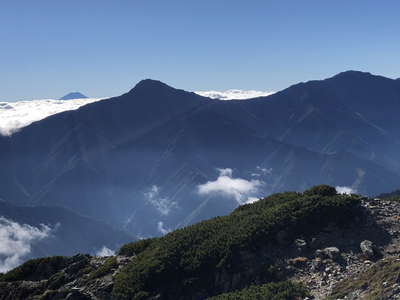 遠くに富士、手前に北岳と間ノ岳 