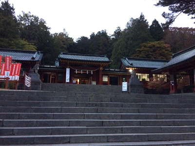 暗いうちに二荒神社を出発 