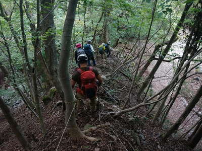 岩稜のやせ尾根を下る 