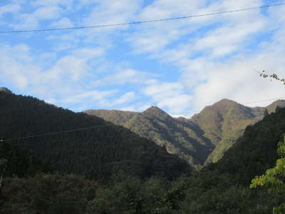 新中橋から米沢山を見上げる 