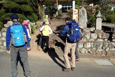 登山口は御嶽駅の裏