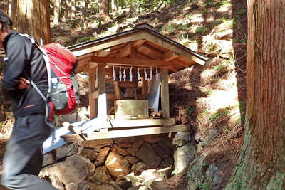 山頂直下にある祠は真名井 