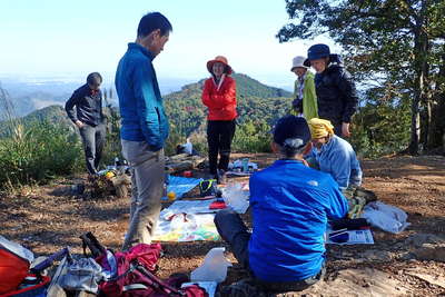 山頂の広場で山ごはん 