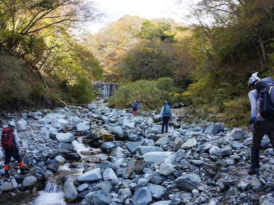 石積堰堤の手前から東沢へ 