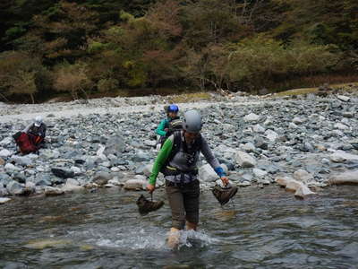 靴を脱いで玄倉川を渡渉