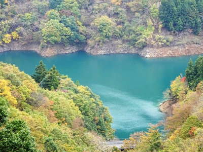 宮ケ瀬湖の青い湖面