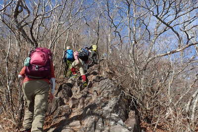 山頂までも急坂が続く 
