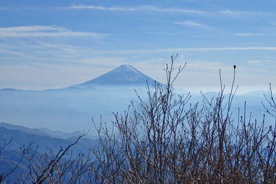 御岳山塊の上に富士山