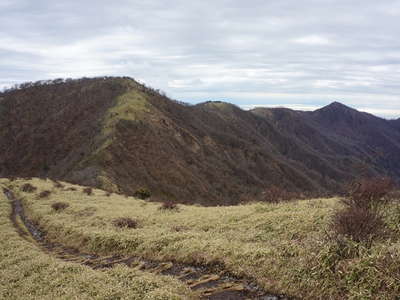 塔ノ岳と丹沢山の稜線 