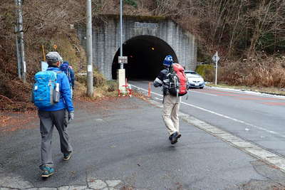 登山口は道坂トンネルの傍