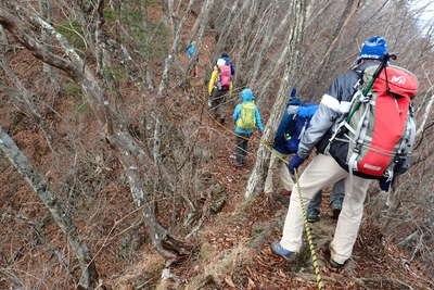 二十六夜山へは痩せた尾根道も 