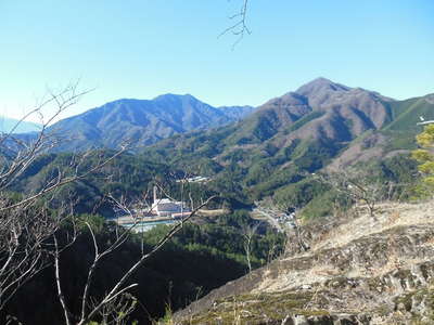 鶴ケ鳥屋山、奥に三ツ峠山を望む