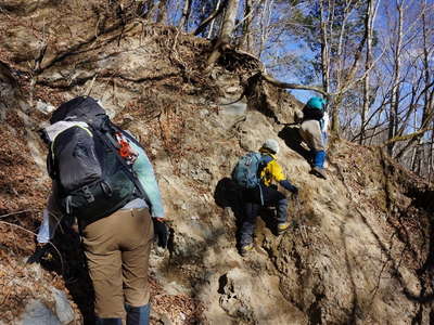 崩落した登山道 