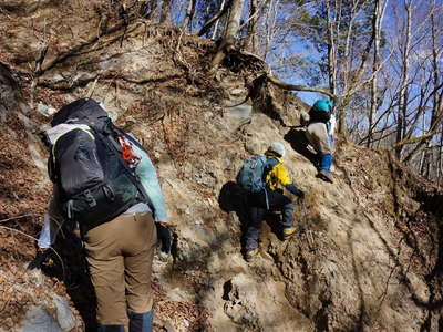 崩落した登山道 