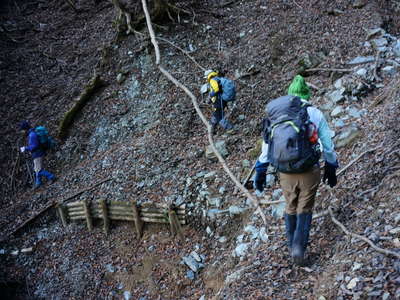 上野原登山口に向う 