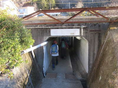 トンネルをくぐって駅の北側へ 