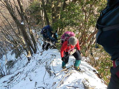 雪のついた痩せ尾根 