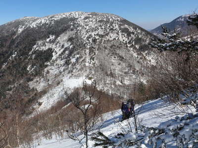 もうすぐ稜線、後ろは湯の丸山 