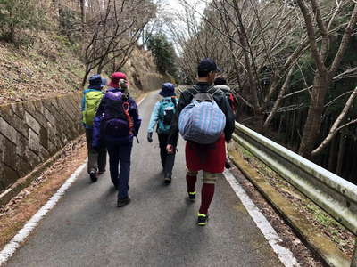 車道を自然館へと向かう 