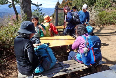 たくさんの人で賑わう城山の山頂