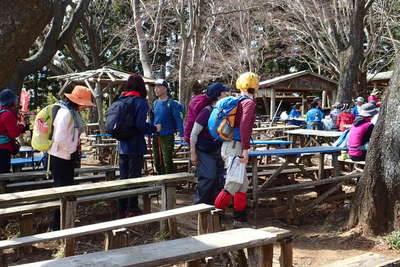 景信山もたくさんの人 